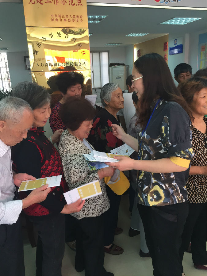 靖江市光明医院â€爱眼日”活动进社区1.JPG