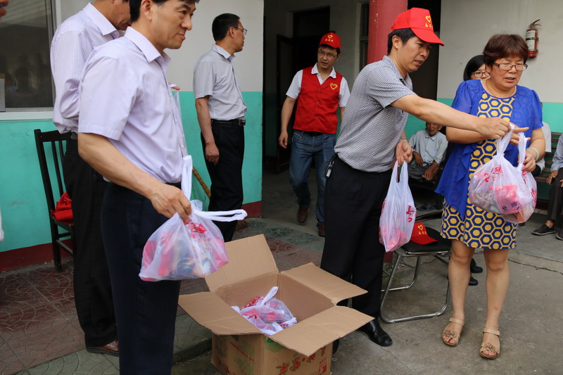 刘国均中学助残志愿è€
走进生祠镇残疾人托养中å¿?.jpg